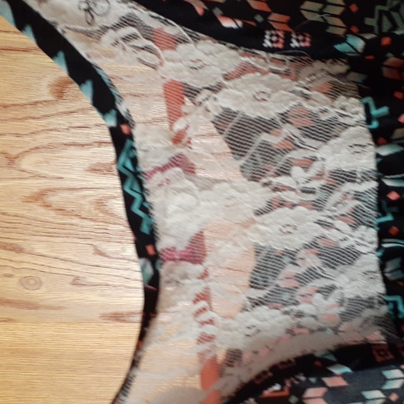 Black tank top with pattern - Picture 3 of 5